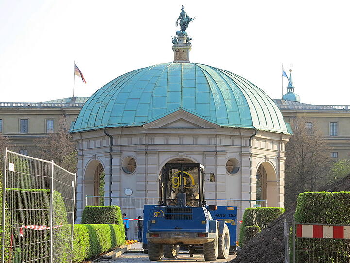 Der Grund: Die Schlösserverwaltung will das Abwassersystem in der Anlage verbessern.