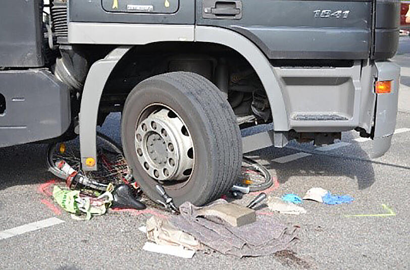 Schockierendes Bild von der Unfallstelle - der Radfahrer geriet direkt unter das Rad des Lkw.
