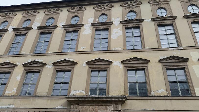 Arbeiten an der Fassade dringend nötig: Die Alte Akademie in der Neuhauser Straße.