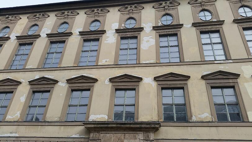 Arbeiten an der Fassade dringend nötig: Die Alte Akademie in der Neuhauser Straße. Arbeiten an der Fassade dringend nötig: Die Alte Akademie in der Neuhauser Straße.