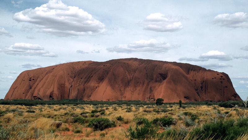 Eines der bekanntesten Wahrzeichen Australiens, der riesige Sandstein Uluru oder Ayers Rock ist in der zentralaustralischen Wüste zu sehen. Eines der bekanntesten Wahrzeichen Australiens, der riesige Sandstein Uluru oder Ayers Rock ist in der zentralaustralischen Wüste zu sehen.