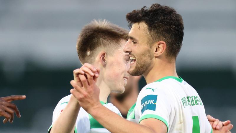 Der Fürther Gian-Luca Itter(l) jubelt mit Maximilian Bauer.