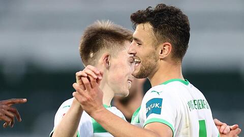 Der Fürther Gian-Luca Itter(l) jubelt mit Maximilian Bauer.