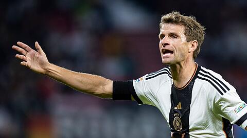 Deutschlands Thomas Müller gestikuliert.