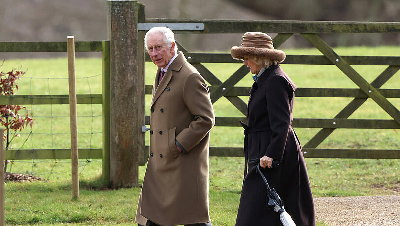 König Charles und Königin Camilla wirken nachdenklich. König Charles und Königin Camilla wirken nachdenklich.