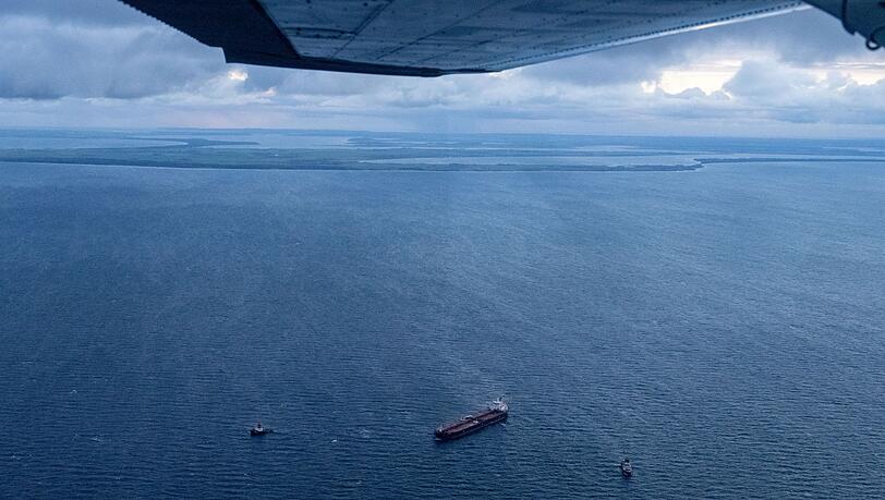Zusätzliche Schiffe wurden zu dem havarierten Tanker und in dessen Nähe beordert.