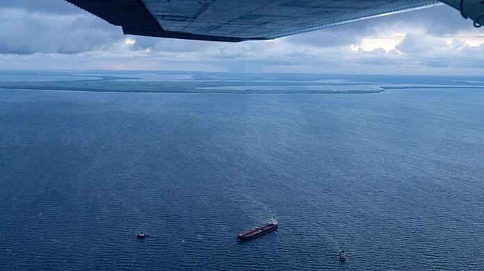 Zusätzliche Schiffe wurden zu dem havarierten Tanker und in dessen Nähe beordert.