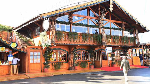 Die Wildstuben zählen zu den kleineren, aber sehr beliebten Wiesn-Zelten.