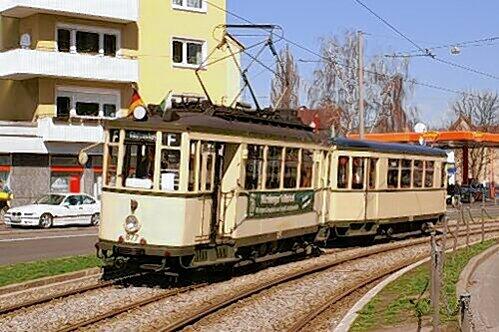 Bei Älteren beliebt: Die Straßenbahn von 1926 bis 1952. Ein Zweiachser mit Beiwagen kostet werktags 335 Euro für zwei Stunden.