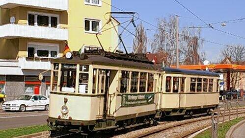 Bei Älteren beliebt: Die Straßenbahn von 1926 bis 1952. Ein Zweiachser mit Beiwagen kostet werktags 335 Euro für zwei Stunden. Bei Älteren beliebt: Die Straßenbahn von 1926 bis 1952. Ein Zweiachser mit Beiwagen kostet werktags 335 Euro für zwei Stunden.