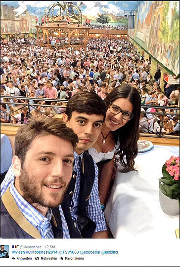 Die Löwen auf der Wiesn: Ilie Sanchez mit seinem spanischen Kumpel Edu Bedia und dessen Partnerin Eloisa.