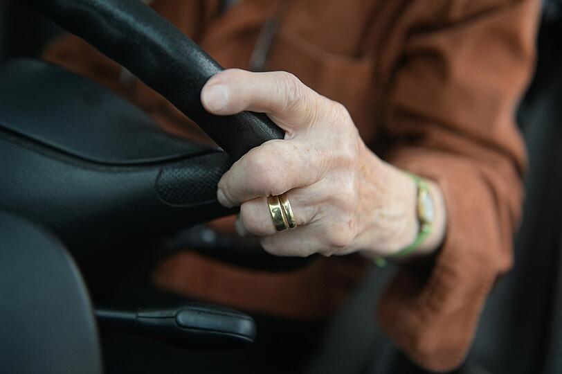 Ein Familienvater ist während dem Auto eingeschlafen und hätte beinahe einen schweren Verkehrsunfall verursacht. (Symbolbild)