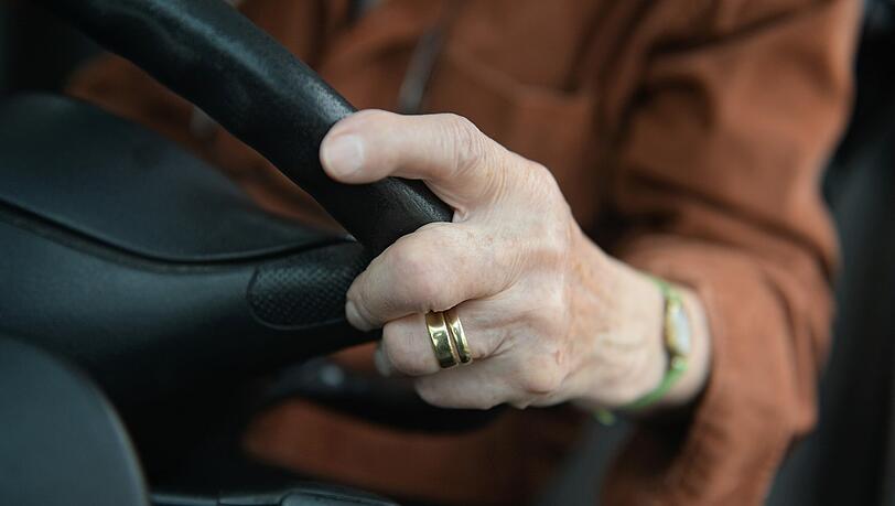 Ein Familienvater ist während dem Auto eingeschlafen und hätte beinahe einen schweren Verkehrsunfall verursacht. (Symbolbild) Ein Familienvater ist während dem Auto eingeschlafen und hätte beinahe einen schweren Verkehrsunfall verursacht. (Symbolbild)