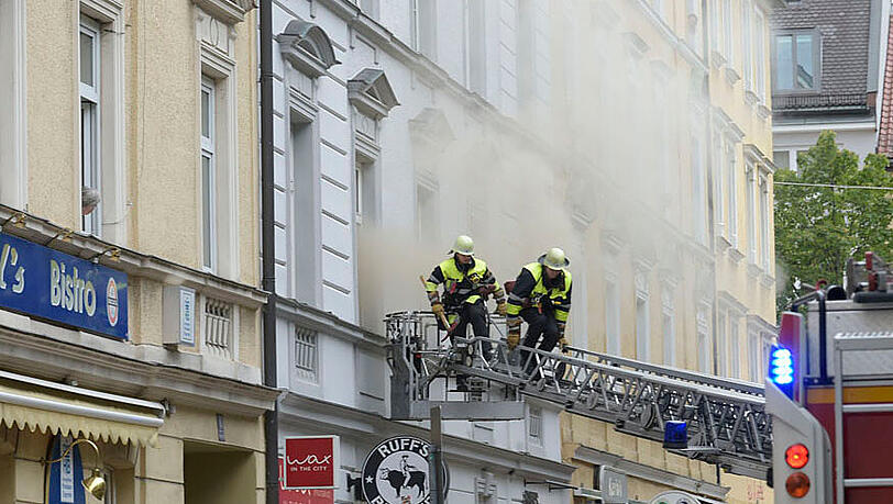 Einem Wohn- und Geschäftshaus in Schwabing hat es am Samstagnachmittag gebrannt. Einem Wohn- und Geschäftshaus in Schwabing hat es am Samstagnachmittag gebrannt.