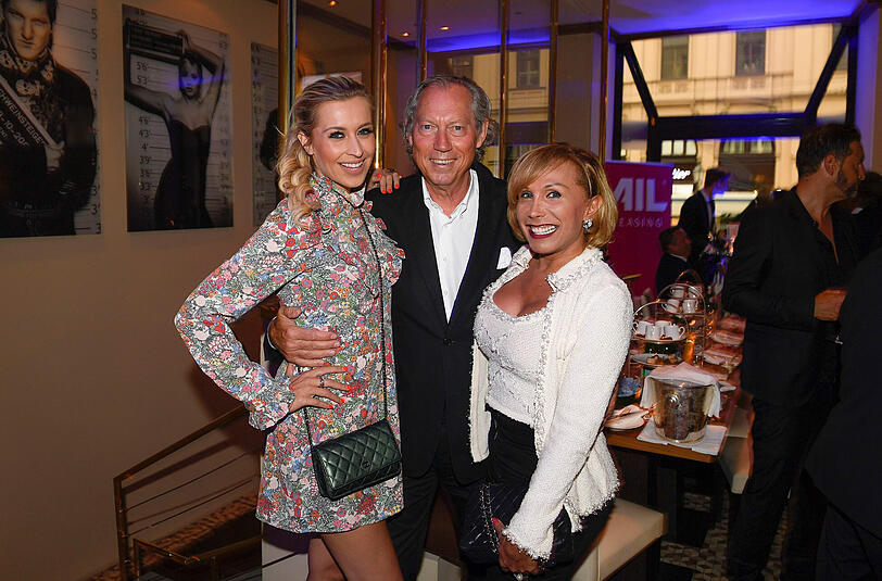 Verena Kerth, Prof. Dr. Werner Mang und Julia von Prillwitz bei der Party zum "Tag und Nacht der 1000PS"-Event im Hotel Vier Jahreszeiten Kempinski.