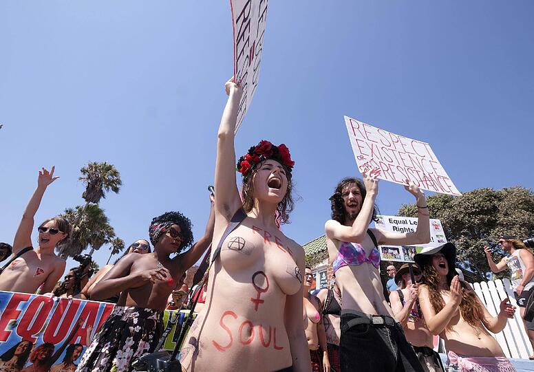 Unter dem Motto "Free your breasts! Free your mind!" ging's mit nackten Brüsten durch New York, Washington und Venice Beach in Kalifornien. Viel Spaß beim Durchklicken.