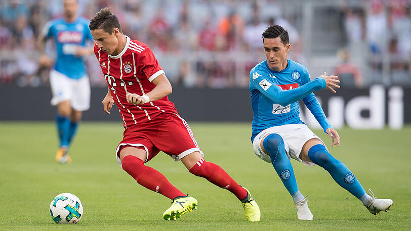Bayern-Profi Marco Friedl im Zweikampf mit Jose Callejon vom SSC Neapel.