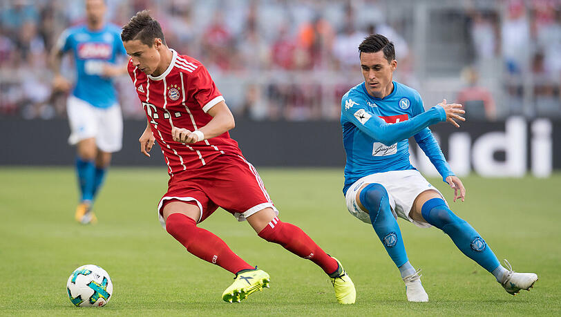Bayern-Profi Marco Friedl im Zweikampf mit Jose Callejon vom SSC Neapel. Bayern-Profi Marco Friedl im Zweikampf mit Jose Callejon vom SSC Neapel.