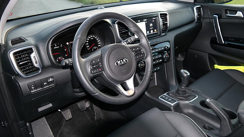 Das Cockpit des Kia Sportage ist übersichtlich gestaltet und wie das ganze Fahrzeug gut verarbeitet.