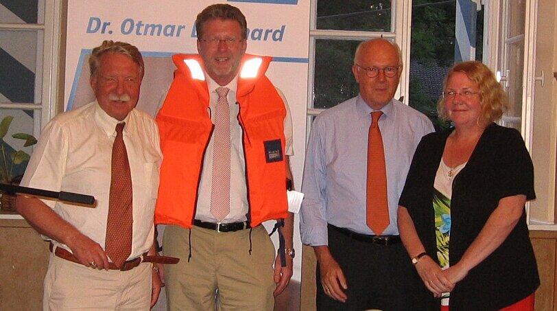 V. l.: Otmar Bernhard, Marcel Huber mit Schwimmweste, Hans-Peter Uhl und Barbara Kuhn.