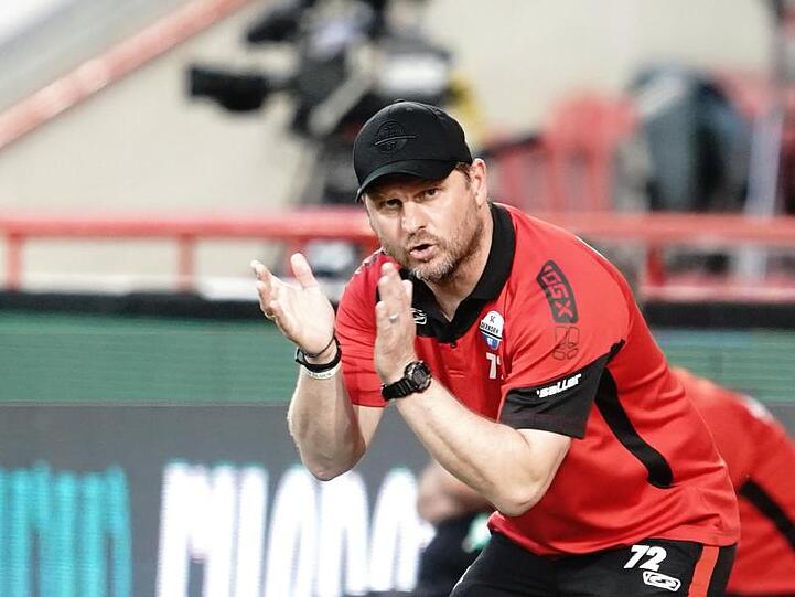 Paderborns Trainer Steffen Baumgart reagiert während des Spiels gegen Union Berlin.