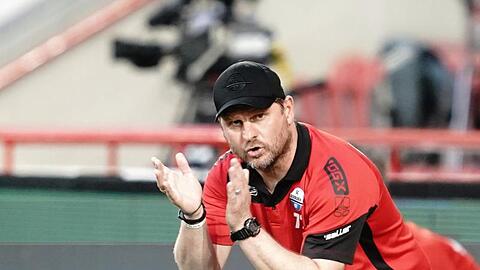 Paderborns Trainer Steffen Baumgart reagiert während des Spiels gegen Union Berlin.