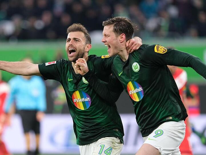 Wolfsburgs Wout Weghorst (r) bejubelt sein Tor zum 2:1 gegen die Fortuna Düsseldorf mit Admir Mehmedi.