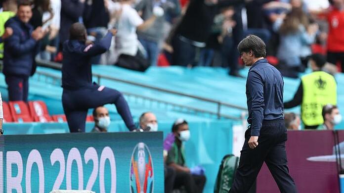 Abgang: Bundestrainer Joachim Löw kehrt dem Spielfeld des Wembley-Stadions den Rücken.