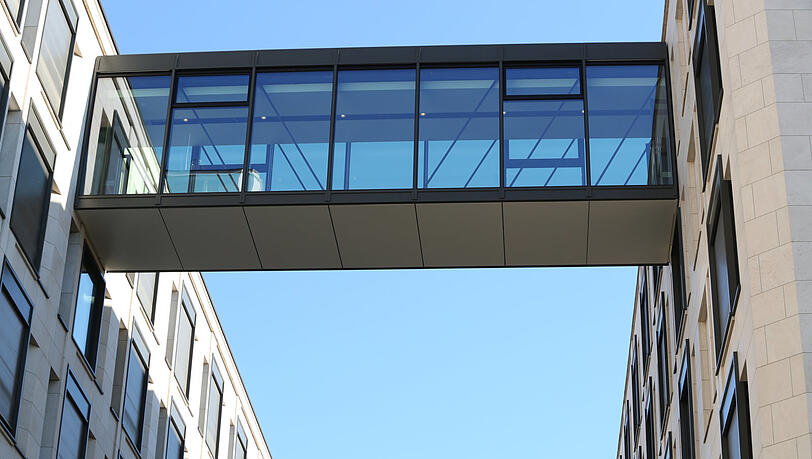 Wie eine Art Himmelsbrücke wirkt dieser gläserne Übergang. Wie eine Art Himmelsbrücke wirkt dieser gläserne Übergang.