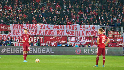 Die eindeutige Botschaft der Bayern-Fans in Salzburg.