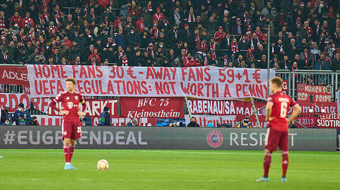 Die eindeutige Botschaft der Bayern-Fans in Salzburg.