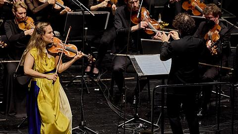 Die Geigerin Leila Josefowicz und das MKO unter Jonathan Stockhammer.