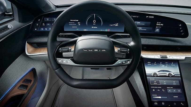 Großes, digitales Kombi-Element, hochkant stehender Touchscreen: das Air-Cockpit.
