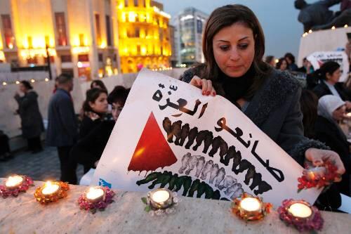 Mahnung zum Kriegsende: Eine Libanesin zündet in Beirut Kerzen für den Frieden an.