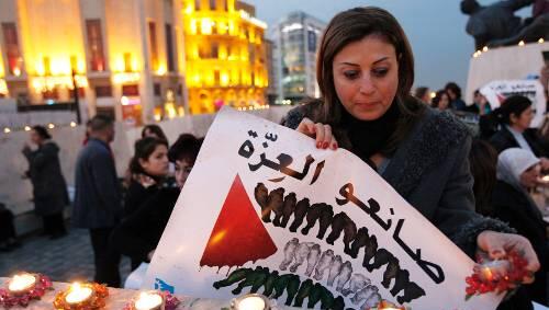 Mahnung zum Kriegsende: Eine Libanesin zündet in Beirut Kerzen für den Frieden an. Mahnung zum Kriegsende: Eine Libanesin zündet in Beirut Kerzen für den Frieden an.