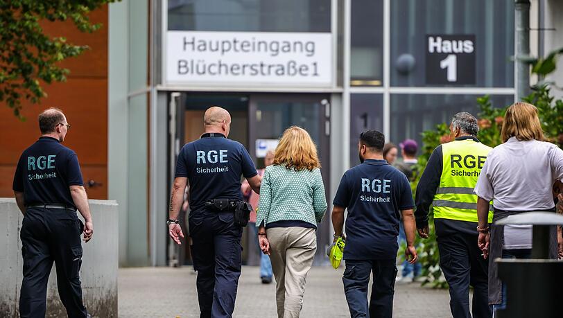 Gegen den festgenommenen 17-Jährigen gibt es nach dem Angriff in einem Berufskolleg noch weitere Verdachtspunkte. (Archivbild)