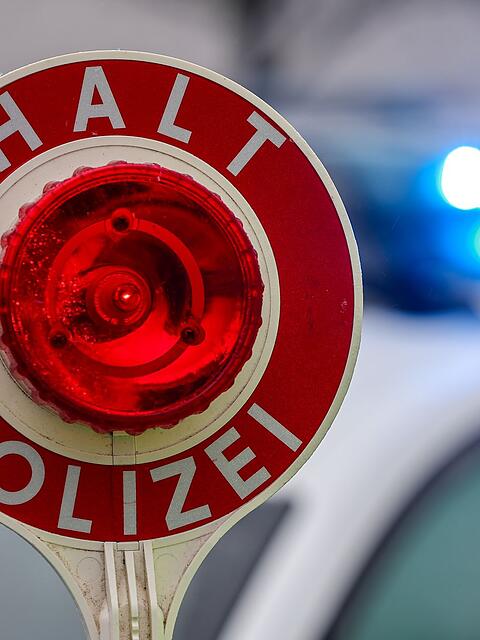 Flucht vor der Kontrolle: Der 19-j&auml;hrige Fahrer raste in einem Sportwagen vor der Polizeistreife davon. (Symbolbild)