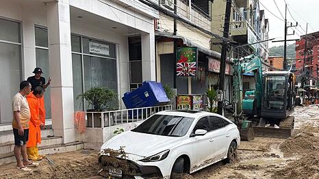 Viele Stra&szlig;en auf Phuket waren von Schlamm und Ger&ouml;ll bedeckt.