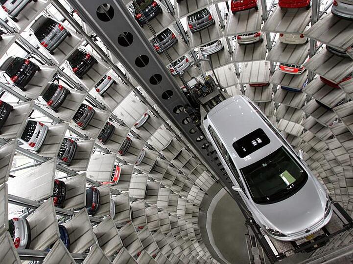 VW-Golf im Auslieferungsturm in Wolfsburg. Mehr als jeder zehnte Käufer, der die Abwrackprämie in Anspruch nahm, kaufte einen VW Golf oder Jetta.