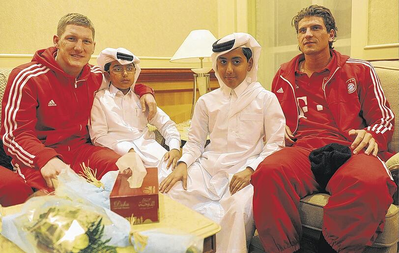 Einheimische Kinder holten sich bei Bastian Schweinsteiger und Mario Gomez Autogramme.