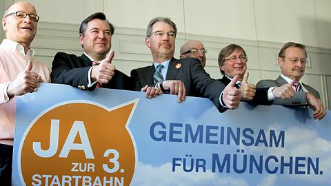 Befürworter (v. l.): Loos (Pro 3.), Schmid (CSU), Reissl (SPD), Mattar (FDP), Kerkloh (Flughafen), Rothkopf (IHK). Die Gegner...