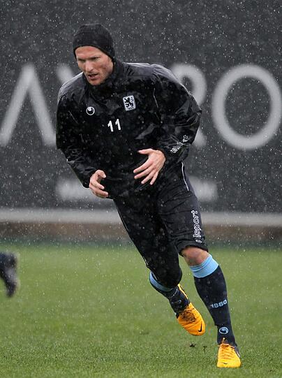 "Land unter" in Belek. Nach gut einer Stunde Training war Schluss. Der Regen setzte den Rasen komplett unter Wasser und Alexander Schmidt brach das Training ab.