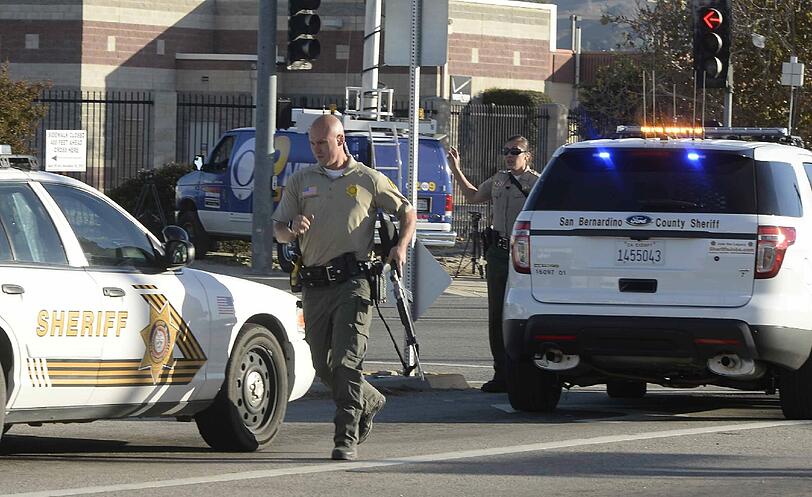 In einer Sozialeinrichtung in San Bernardino eröffneten die schwerbewaffneten Angreifer das Feuer. 14 Menschen sterben, 17 werden verletzt.
