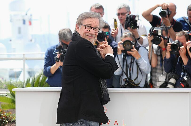 In Cannes beim Foto-Call im Festivalpalais: Steven Spielberg im Foto-Klick-Rausch.