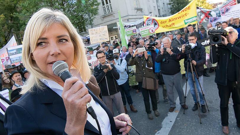 Die bayerische Umweltministerin Ulrike Scharf (CSU) spricht bei der Demo.