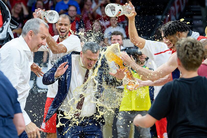 Bayerns Chefcoach kommt in den Genuss der obligatorischen Weißbierdusche: Dejan Radonjic.