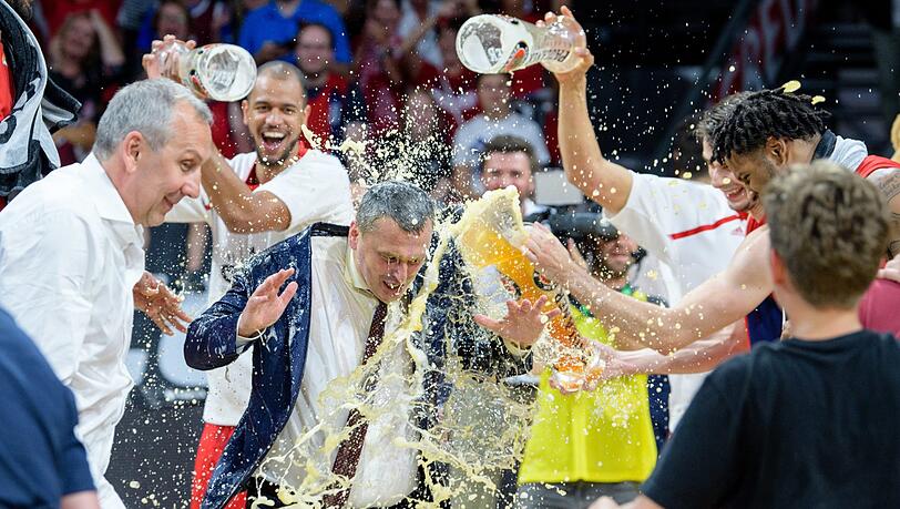 Bayerns Chefcoach kommt in den Genuss der obligatorischen Weißbierdusche: Dejan Radonjic. Bayerns Chefcoach kommt in den Genuss der obligatorischen Weißbierdusche: Dejan Radonjic.
