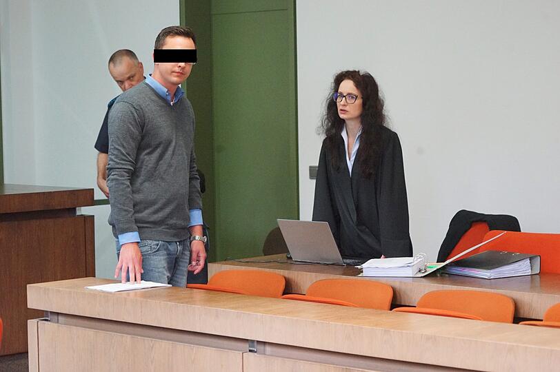 Vor dem Prozess am Landgericht: Peter T. (mit seiner Verteidigerin Berna Behmoaram) ist angeklagt.