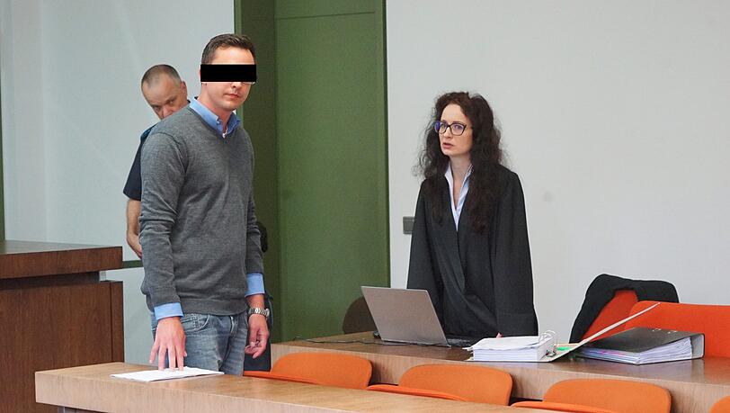 Vor dem Prozess am Landgericht: Peter T. (mit seiner Verteidigerin Berna Behmoaram) ist angeklagt. Vor dem Prozess am Landgericht: Peter T. (mit seiner Verteidigerin Berna Behmoaram) ist angeklagt.