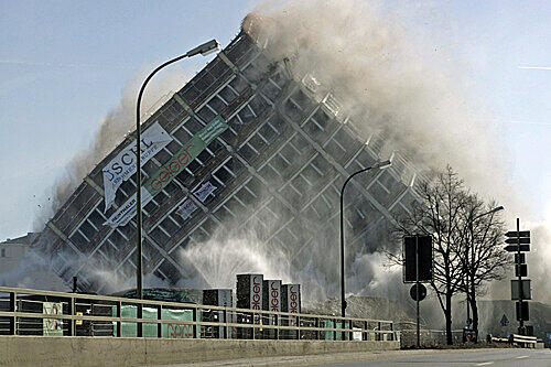 Geschichte: Das Hochhaus auf dem Agfa-Gelände im Moment des Zusammenbruchs.